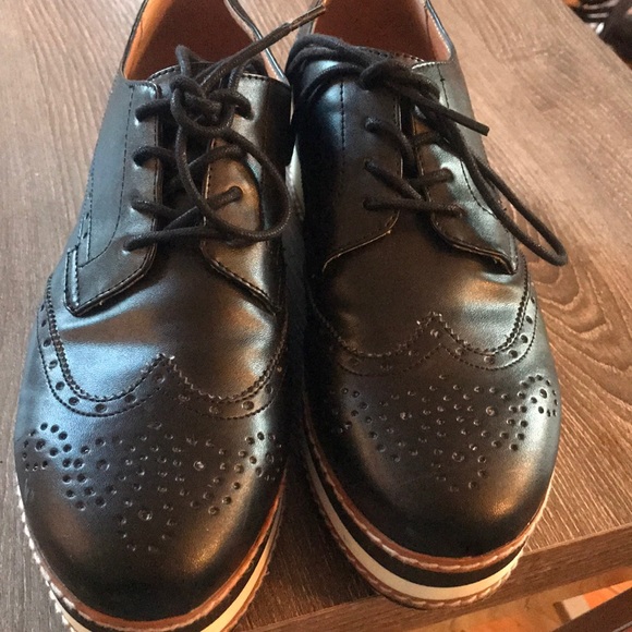Woman’s black Oxfords - plat Form - Picture 5 of 6